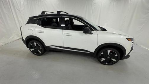 Aspen White Tricoat/Super Black 2026 Nissan Kicks SR