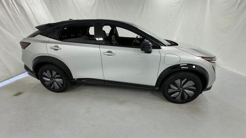 Brilliant Silver Metallic/Black Diamond Pearl 2024 Nissan ARIYA ENGAGE