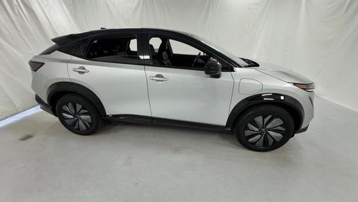 Brilliant Silver Metallic/Black Diamond Pearl 2024 Nissan ARIYA ENGAGE