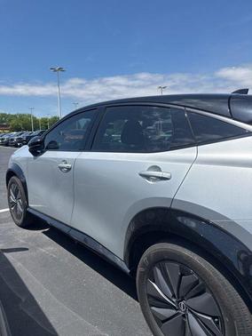 Brilliant Silver Metallic/Black Diamond Pearl 2024 Nissan ARIYA ENGAGE
