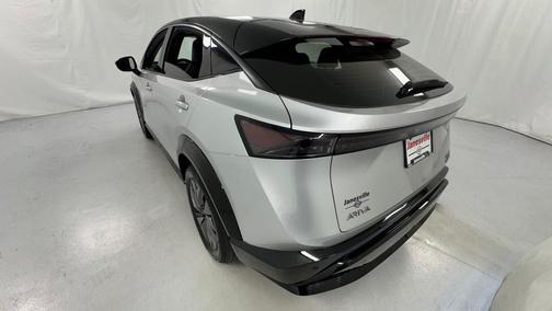 Brilliant Silver Metallic/Black Diamond Pearl 2024 Nissan ARIYA ENGAGE