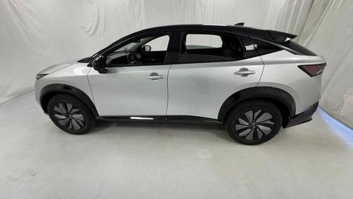 Brilliant Silver Metallic/Black Diamond Pearl 2024 Nissan ARIYA ENGAGE