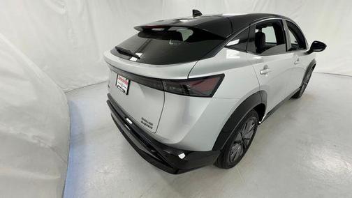 Brilliant Silver Metallic/Black Diamond Pearl 2024 Nissan ARIYA ENGAGE