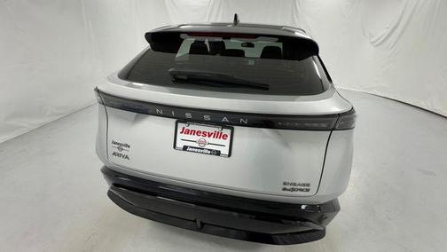 Brilliant Silver Metallic/Black Diamond Pearl 2024 Nissan ARIYA ENGAGE
