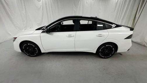 Aspen White Tricoat/Super Black 2026 Nissan Sentra SR