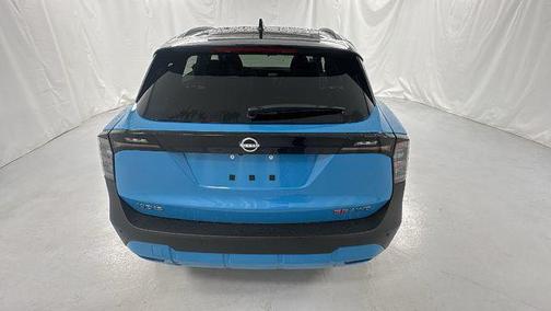 Arctic Ice Blue Metallic/Super Black 2026 Nissan Kicks SR