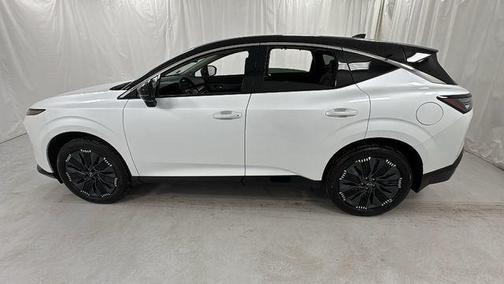 Everest White Pearl Tricoat/Super Black 2026 Nissan Murano Platinum