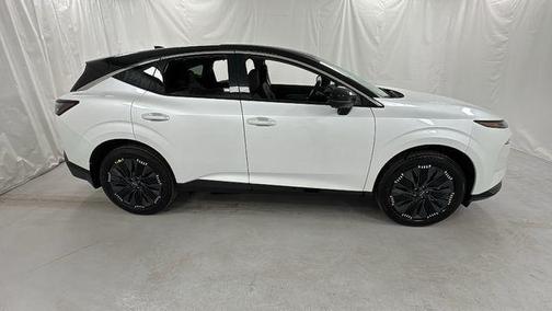 Everest White Pearl Tricoat/Super Black 2026 Nissan Murano Platinum