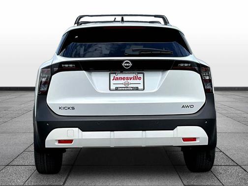 Aspen White Tricoat 2026 Nissan Kicks SV