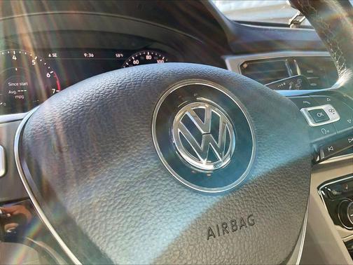 Pure White 2018 Volkswagen Atlas 3.6L SEL Premium