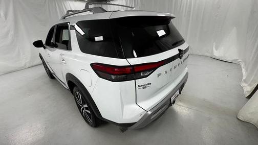 Everest White Pearl Tricoat 2025 Nissan Pathfinder Platinum 4WD