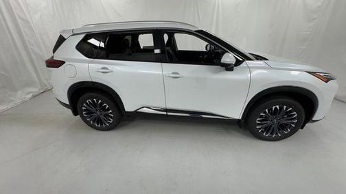 Everest White Pearl Tricoat 2026 Nissan Rogue Platinum