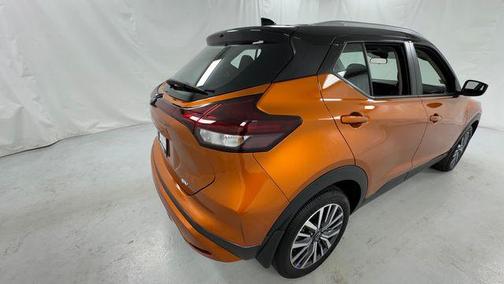 Monarch Orange Metallic/Super Black 2024 Nissan Kicks SV
