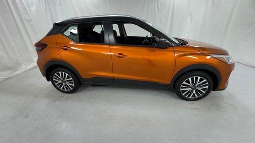 Monarch Orange Metallic/Super Black 2024 Nissan Kicks SV