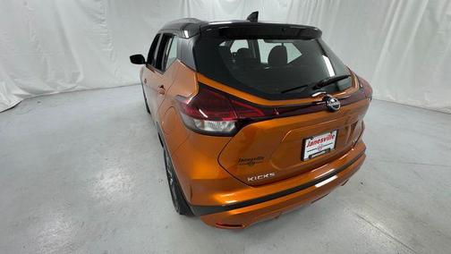 Monarch Orange Metallic/Super Black 2024 Nissan Kicks SV