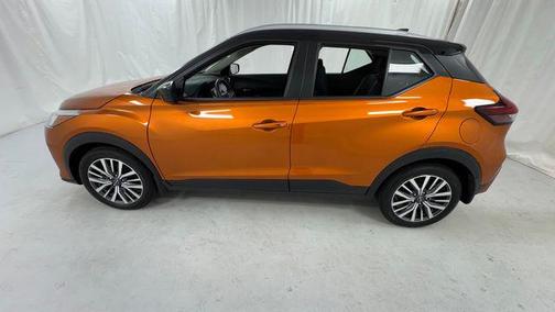Monarch Orange Metallic/Super Black 2024 Nissan Kicks SV