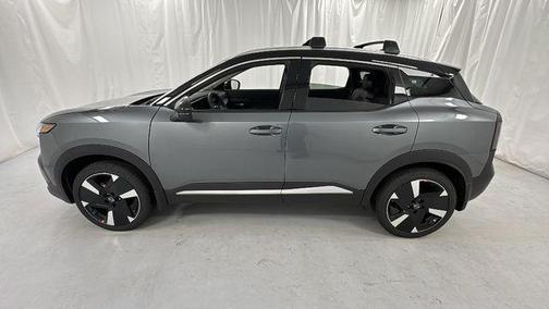 Gun Metallic/Super Black 2026 Nissan Kicks SR