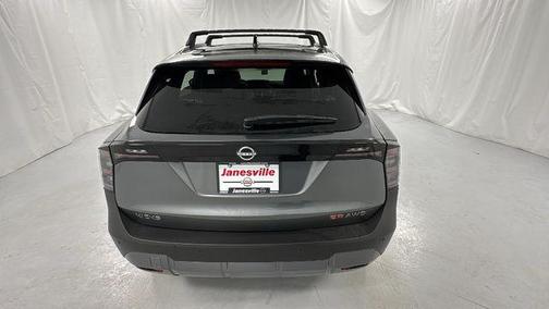 Gun Metallic/Super Black 2026 Nissan Kicks SR