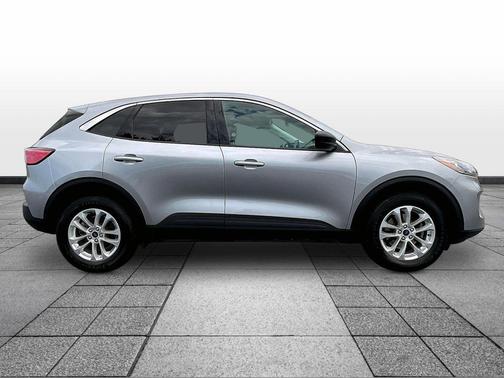 Iconic Silver Metallic 2022 Ford Escape SE
