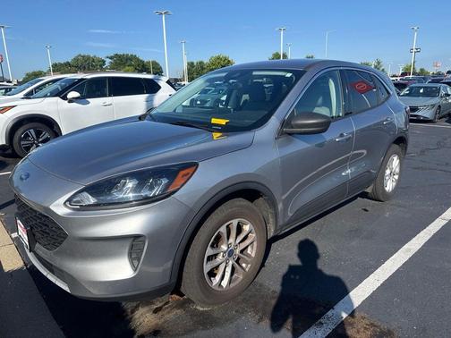 Iconic Silver Metallic 2022 Ford Escape SE