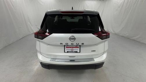 Everest White Pearl Tricoat 2026 Nissan Rogue SV