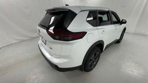 Everest White Pearl Tricoat 2026 Nissan Rogue SV