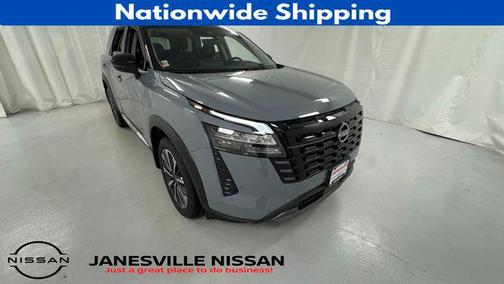 Boulder Gray Pearl/Super Black 2026 Nissan Pathfinder Platinum