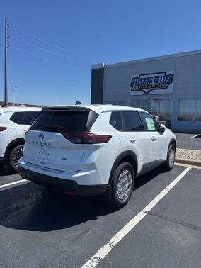Everest White Pearl Tricoat 2026 Nissan Rogue SV