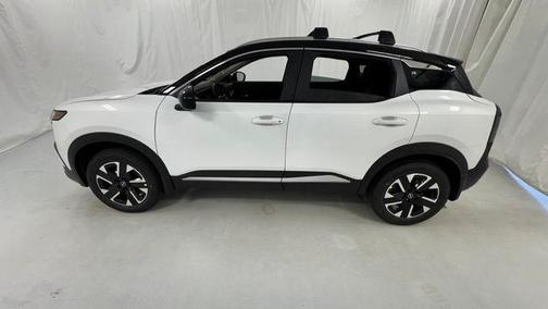 Aspen White Tricoat/Super Black 2026 Nissan Kicks SV