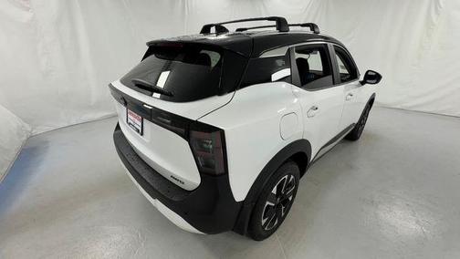 Aspen White Tricoat/Super Black 2026 Nissan Kicks SV