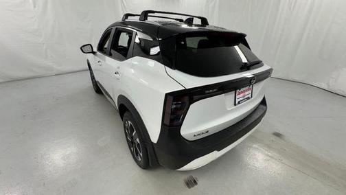 Aspen White Tricoat/Super Black 2026 Nissan Kicks SV