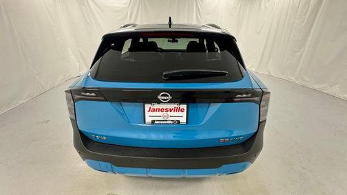 Arctic Ice Blue Metallic/Super Black 2026 Nissan Kicks SR