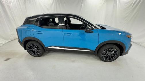 Arctic Ice Blue Metallic/Super Black 2026 Nissan Kicks SR