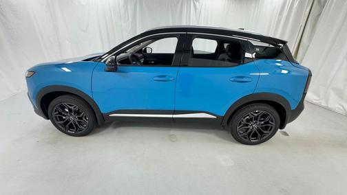 Arctic Ice Blue Metallic/Super Black 2026 Nissan Kicks SR
