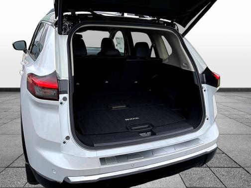 Everest White Pearl/Super Black 2026 Nissan Rogue Platinum