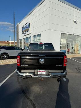 Diamond Black Crystal Pearlcoat 2021 RAM 1500 Laramie