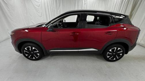 Scarlet Ember Tintcoat/Super Black 2025 Nissan Kicks SR