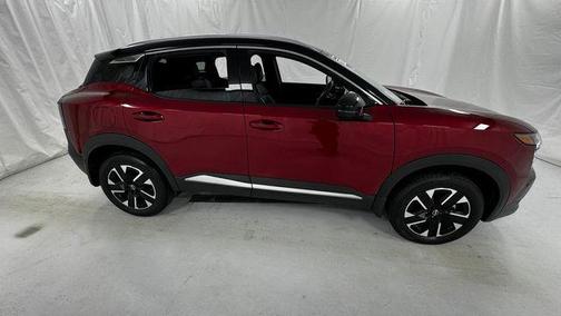 Scarlet Ember Tintcoat/Super Black 2025 Nissan Kicks SR