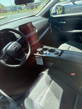 Everest White Pearl Tricoat 2026 Nissan Rogue SV