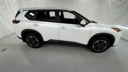 Everest White Pearl Tricoat 2026 Nissan Rogue SV