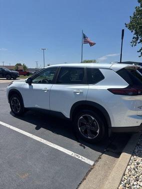 Everest White Pearl Tricoat 2026 Nissan Rogue SV