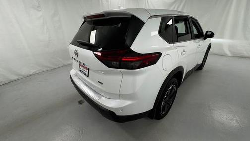 Everest White Pearl Tricoat 2026 Nissan Rogue SV