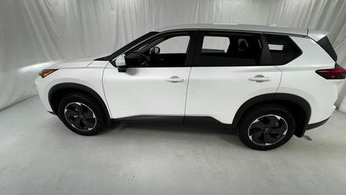 Everest White Pearl Tricoat 2026 Nissan Rogue SV
