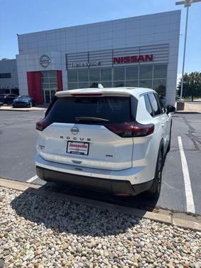 Everest White Pearl Tricoat 2026 Nissan Rogue SV