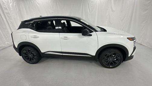 Aspen White Tricoat/Super Black 2026 Nissan Kicks SR