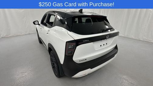 Aspen White Tricoat/Super Black 2026 Nissan Kicks SR