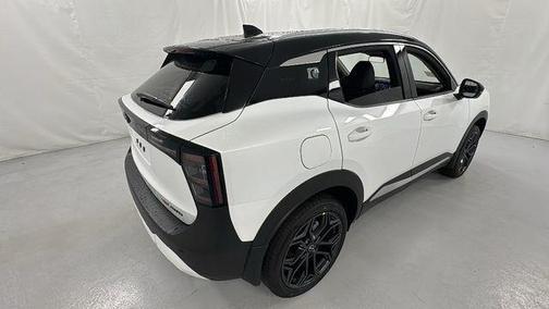 Aspen White Tricoat/Super Black 2026 Nissan Kicks SR