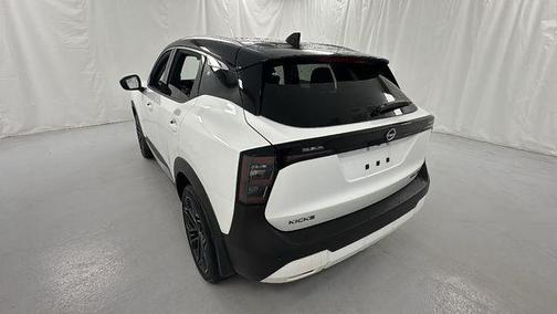 Aspen White Tricoat/Super Black 2026 Nissan Kicks SR