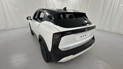 Aspen White Tricoat/Super Black 2026 Nissan Kicks SR