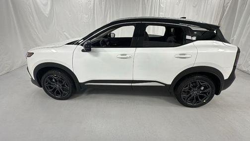 Aspen White Tricoat/Super Black 2026 Nissan Kicks SR